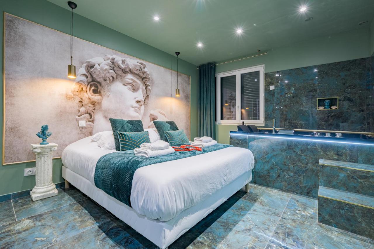 Le Musée D’aphrodite / Jacuzzi *