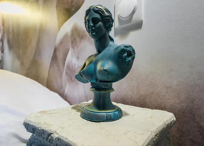 Le Musee D\'Aphrodite / Jacuzzi